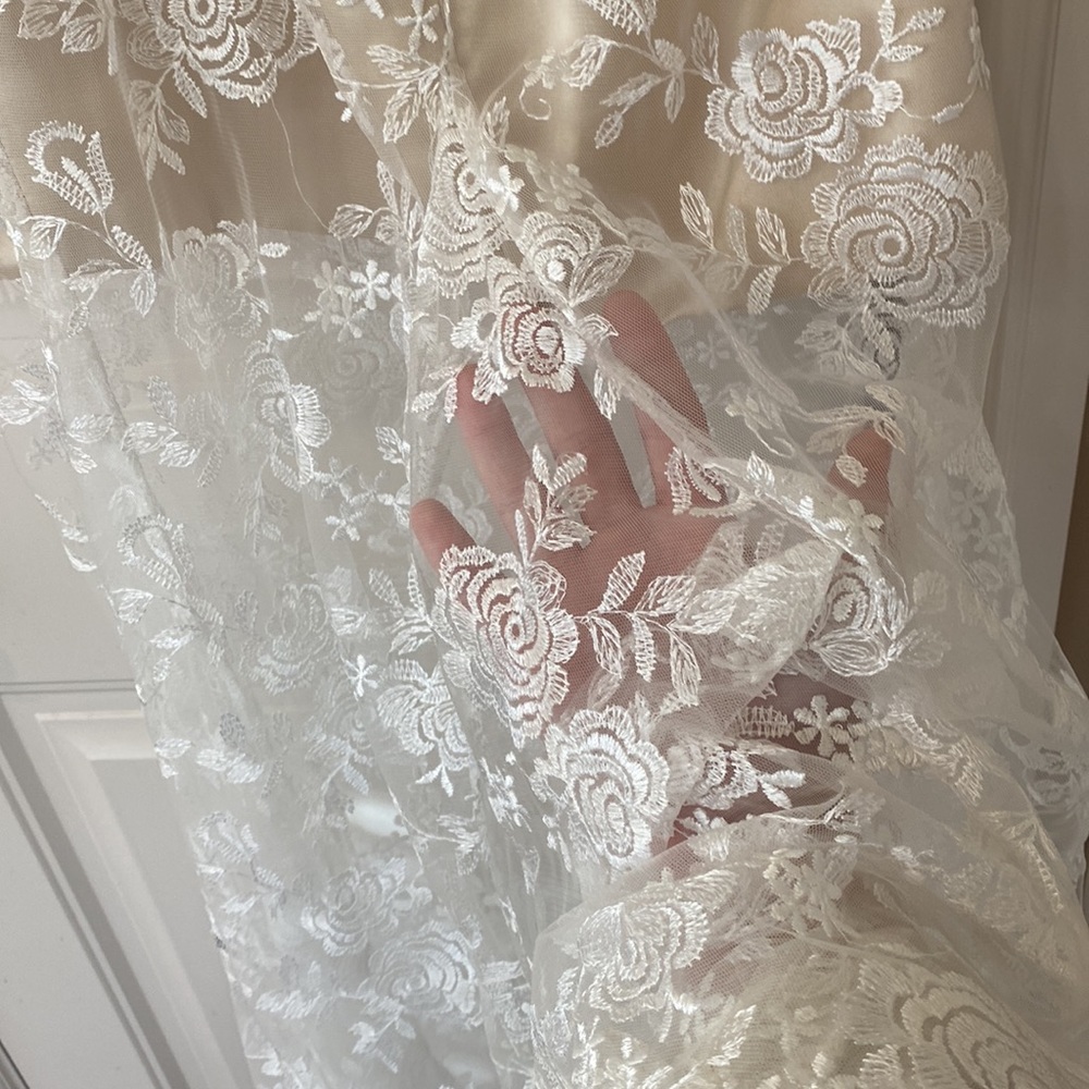 Beautiful lace wedding dress with sheer lace train - Picture 5 of 7